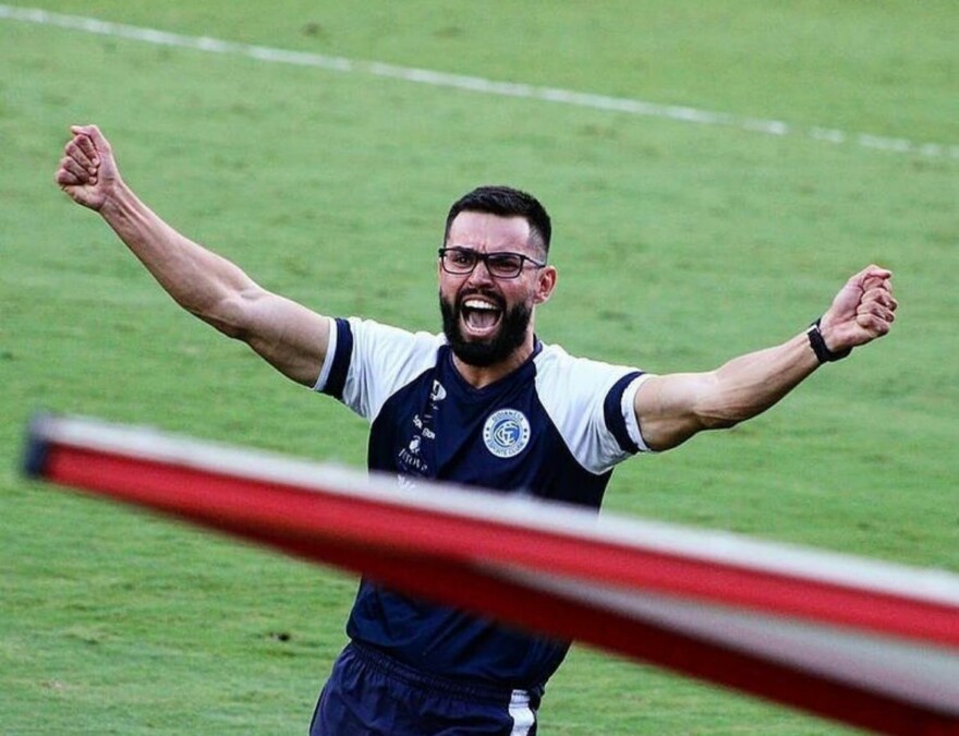Luan Carlos comemorando gol do Goianésia