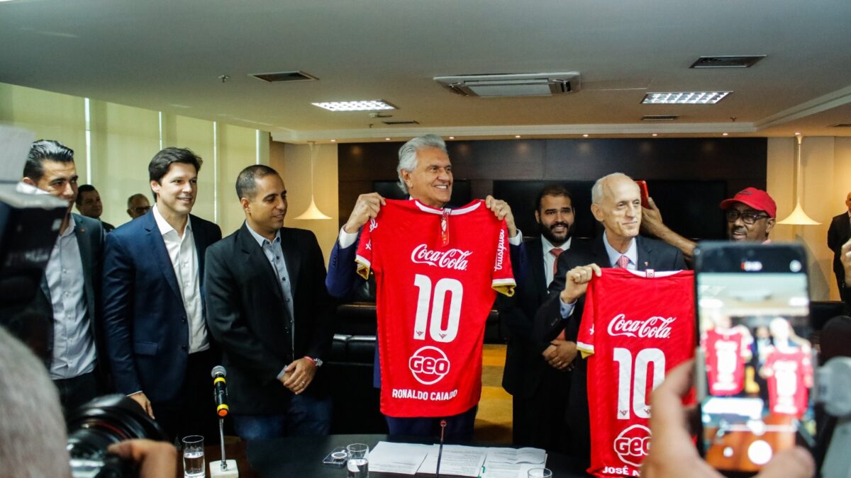 Representantes com a camisa do Vila Nova