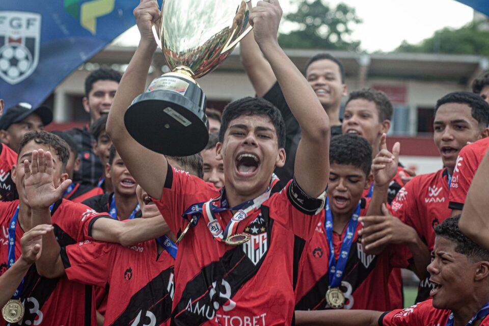 Jogador levantando troféu da Copa Goiás Sub-13
