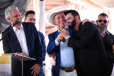 Ronaldo Caiado ao lado do locutor Cuiabano Lima e do cantor Gusttavo Lima (Foto: Divulgação)