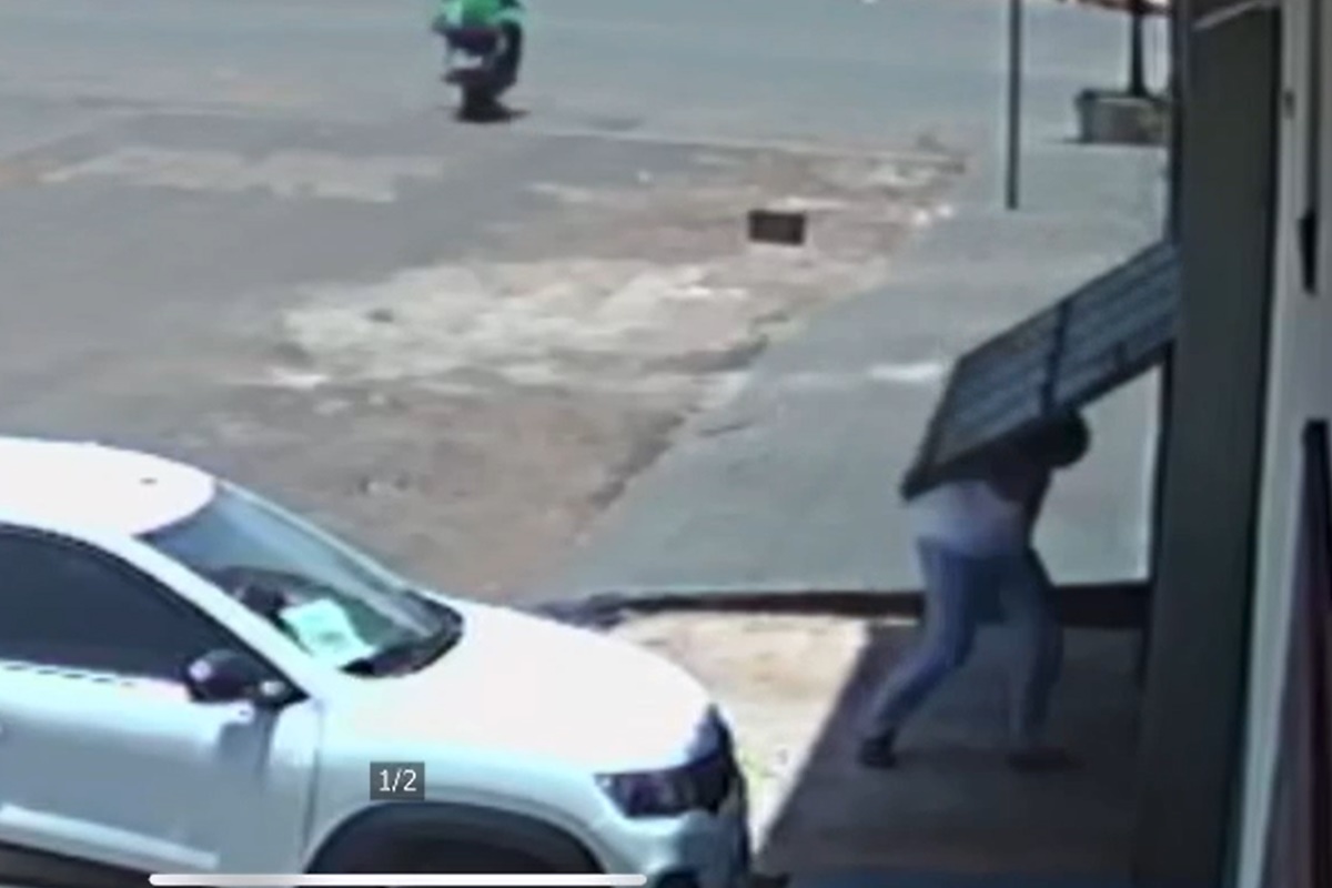 Portão "engole" mulher que andava pela calçada, em Joviânia