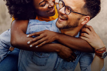 Conheça as cinco linguagens do amor e descubra qual é a sua