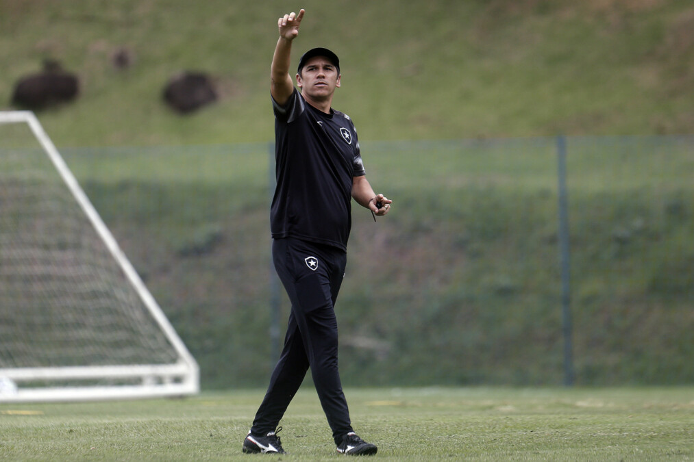 Lucio Flavio comandando treino no Botafogo