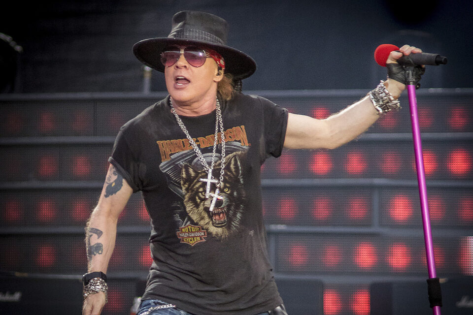 Vocalista do Guns N’ Roses é acusado de agressão sexual nos EUA