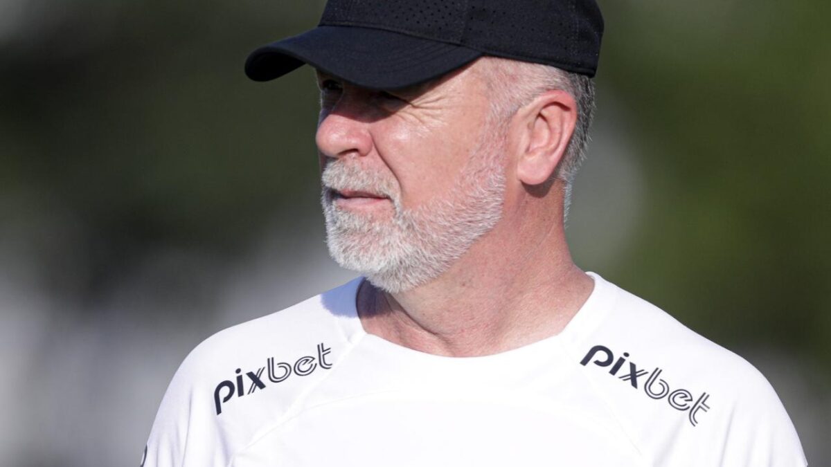 Mano Menezes com a camisa do Corinthians