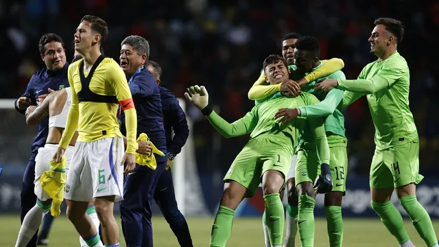 Goleiro do Athletico-PR defende uma cobrança e converte a última da seleção brasileira, que volta a vencer o torneio após 36 anos