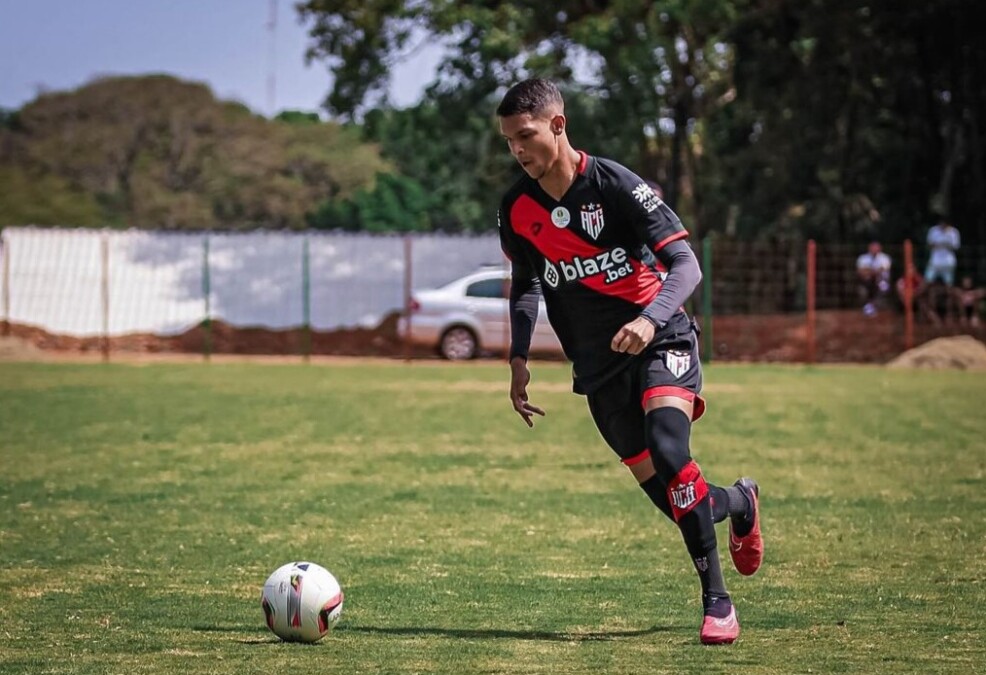 Igor Oliveira em ação no Atlético Goianiense