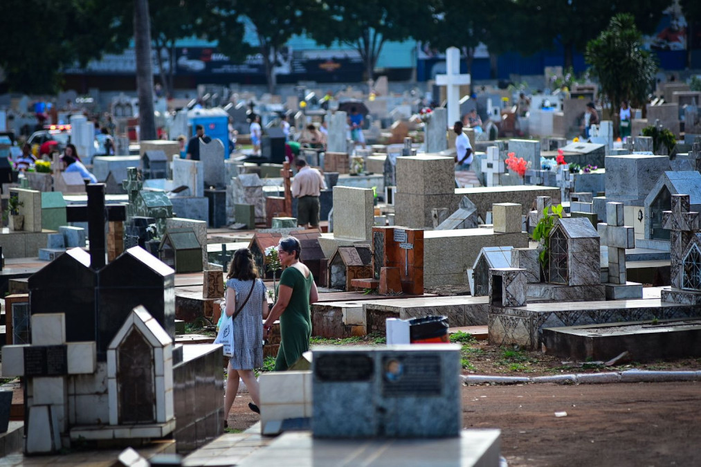 Visitação ao Cemitério Parque no Dia de Finados (Foto: Jucimar de Sousa/Mais Goiás)