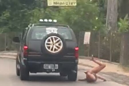 Mulher sobe no teto de carro e cai no asfalto após se assustar com viatura da PM no RJ