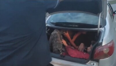 Empresário transportava sete funcionários em carro para cinco ocupantes. Dois adolescentes estavam no porta-malas (Foto: PRF)