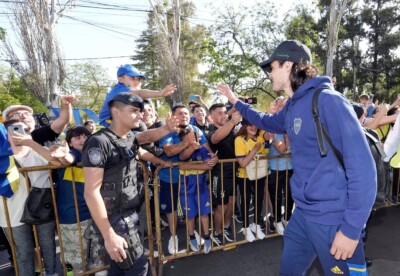 Cavani conversando com os torcedores do Boca Juniors