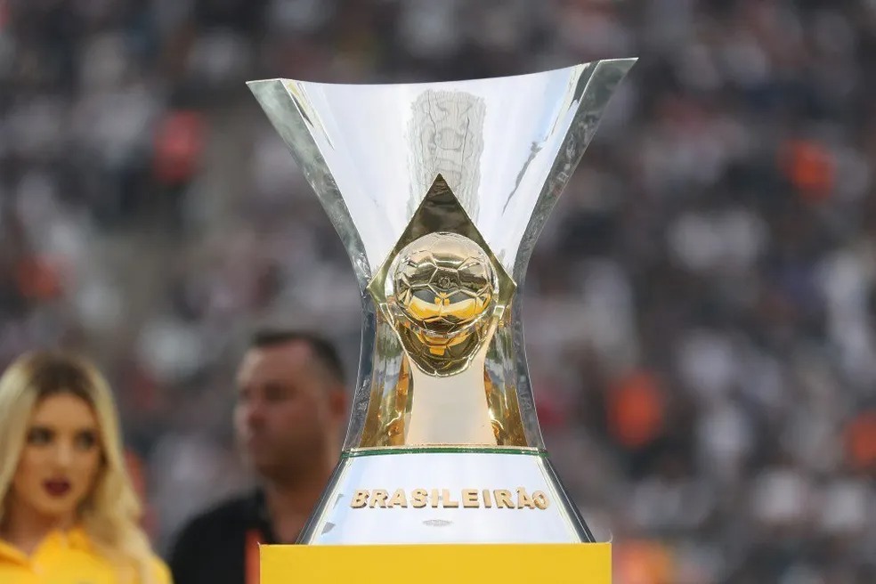Troféu do Campeonato Brasileiro sendo exposto