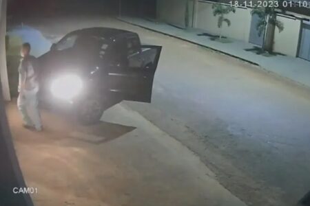 Momento em que prefeito de Iporá, Naçoitan Leite, chega à casa da ex (Foto: Reprodução)