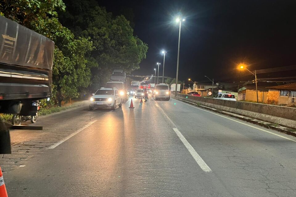 Passageira cai de moto por aplicativo e morre em Goiânia . A foto mostra a rodovia com cones na metade da pista e carros parados
