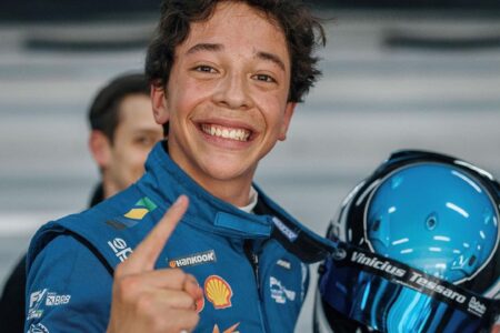 Vinicius Tessaro comemorando vitória na Fórmula 4