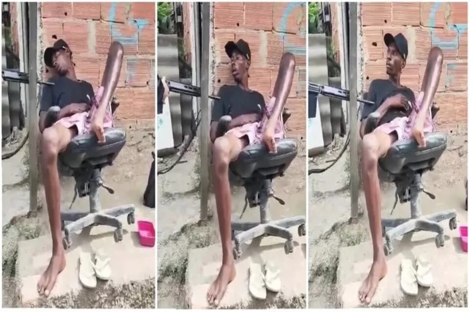 Um vídeo que circula nas redes sociais mostra um homem cochilando em uma cadeira quando é abordado por policiais.