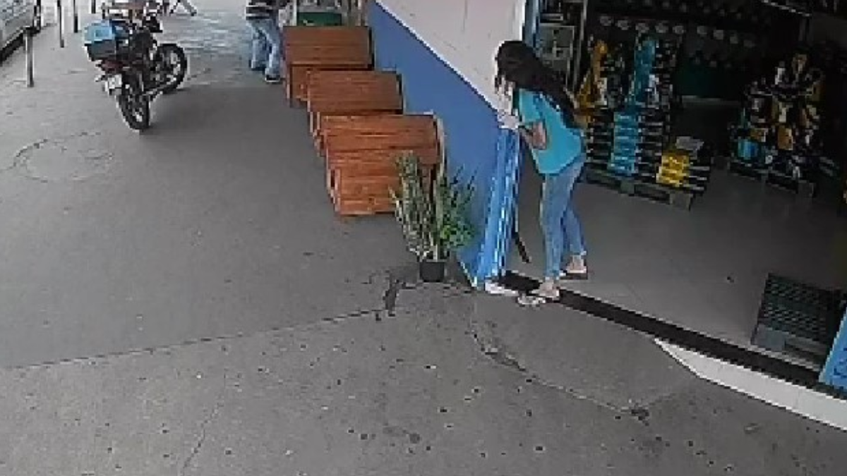 Homem se debruça sobre freezer após mais de 70 picadas de abelha em Anápolis (Foto: Reprodução)