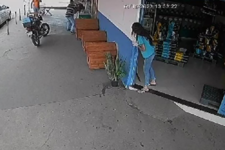 Homem se debruça sobre freezer após mais de 70 picadas de abelha em Anápolis (Foto: Reprodução)