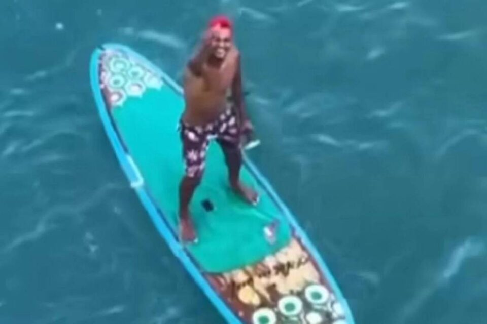 Homem usa prancha para nadar até cruzeiro Neymar; jogador não foi saudá-lo Paulo Vitor remou até o navio que está ancorado em Búzios
