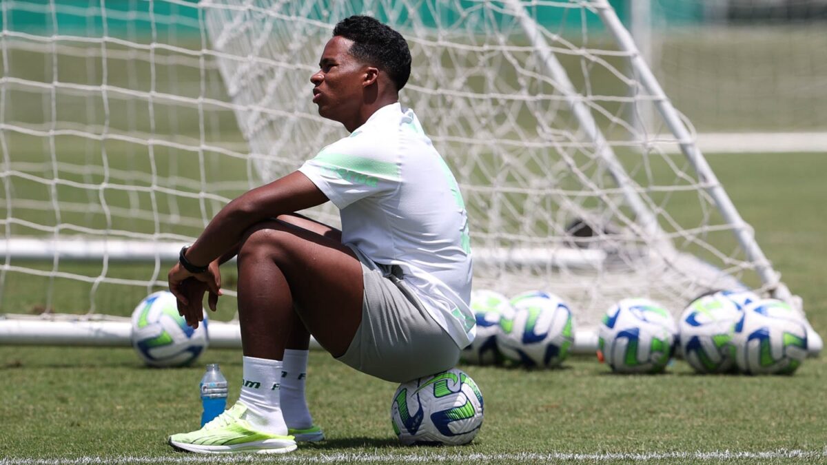 Endrick sentado na bola durante treino