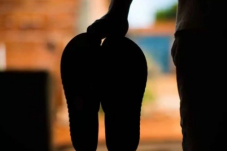 Menino pede chinelos para passar o Natal com irmãos (Foto: Reprodução)