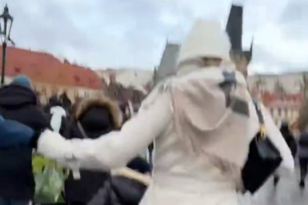 Confusão provocada por tiros em universidade de Praga (Foto: Reprodução)