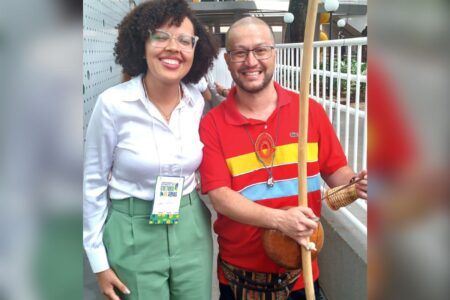 Yara Nunes, secretária de Estado da Cultura ao lado de Edson Segate, instrumentista (Foto divulgação).