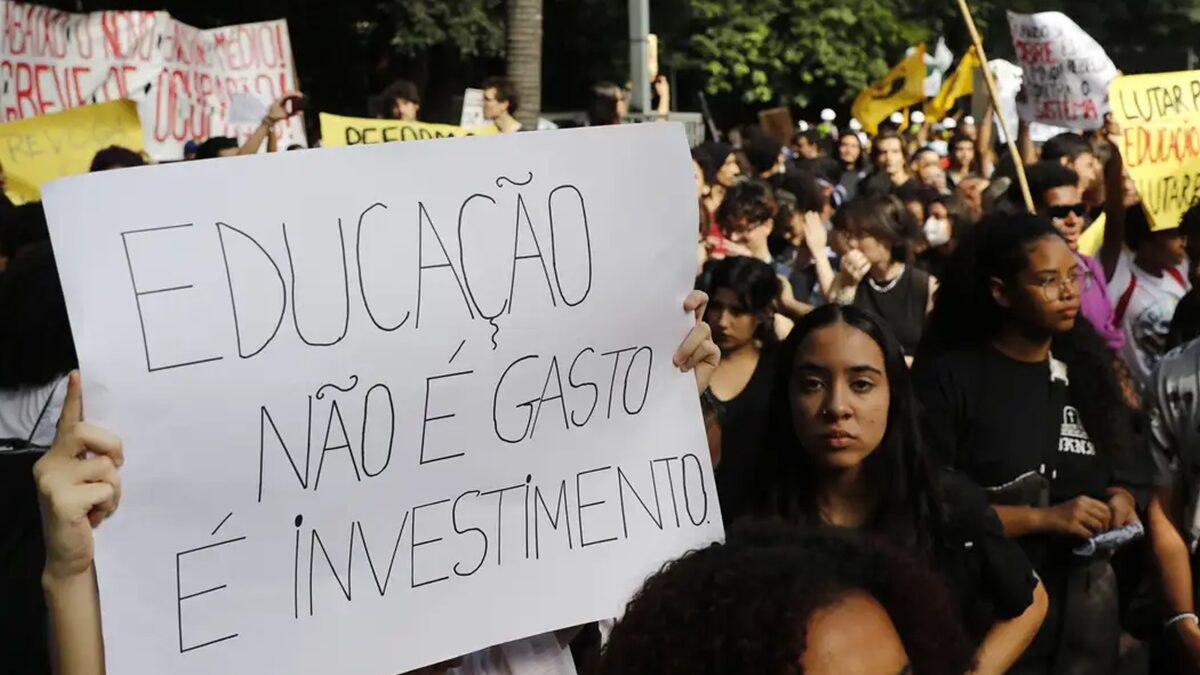 MEC pede 2,4 mil horas de formação básica no ensino médio