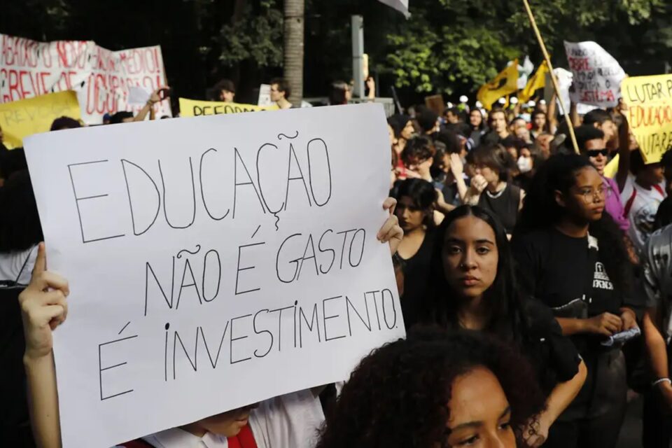 MEC pede 2,4 mil horas de formação básica no ensino médio