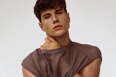 mais bonito da Itália desiste de ser modelo para virar padre Edoardo Santini tomou a decisão de iniciar formação no sacerdócio