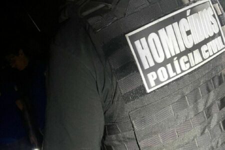 Corpo de jovem é encontrado com a língua arrancada em Goiânia Segundo a Polícia Civil, os autores ainda filmaram o crime