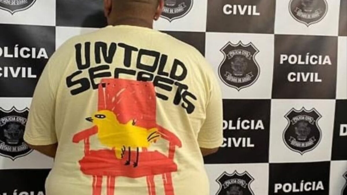 Homem que voltou a agredir a ex após deixar a prisão aparece algemado na delegacia.