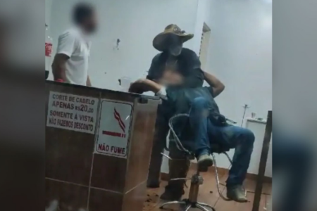 Homem ameaça cliente de barbearia com faca, em Pontalina (Foto: Reprodução)