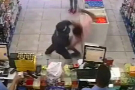 Imagem mostra ladrão apanhando de idoso dentro de farmácia.