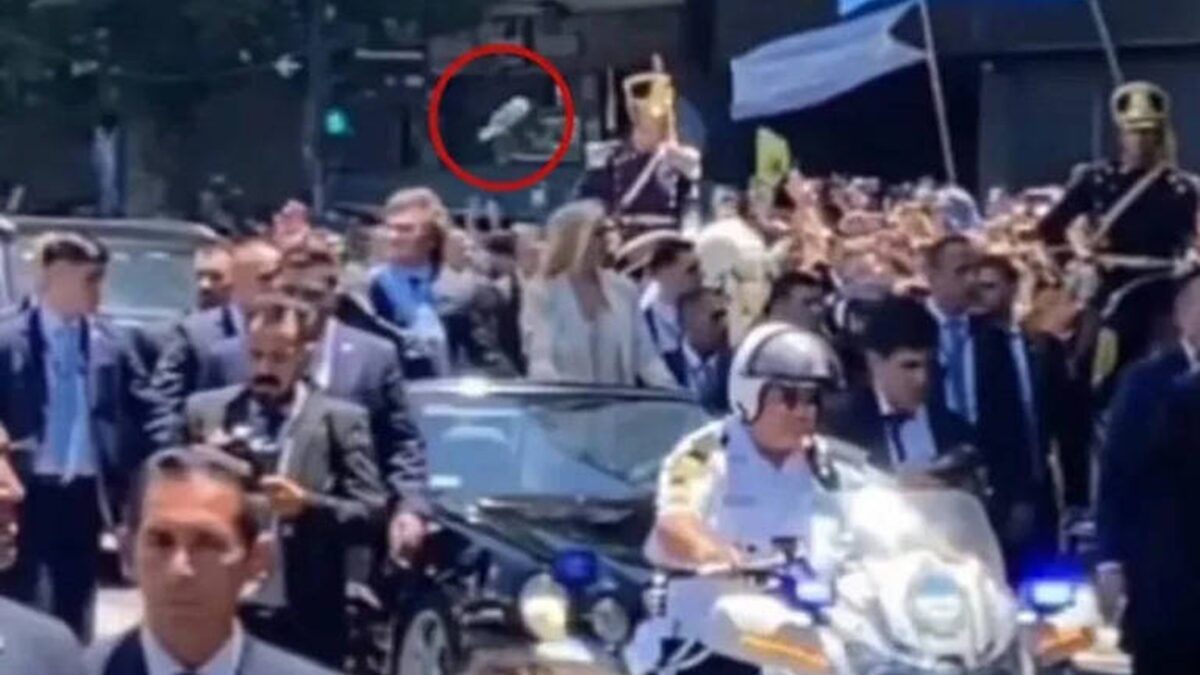Homem arremessa garrafa de vidro contra Milei durante posse e fere policial
