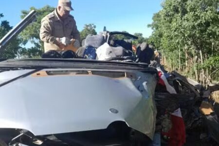Van que se envolveu em acidente na BR-020 levava quatro meninas (Foto: Corpo de Bombeiros)