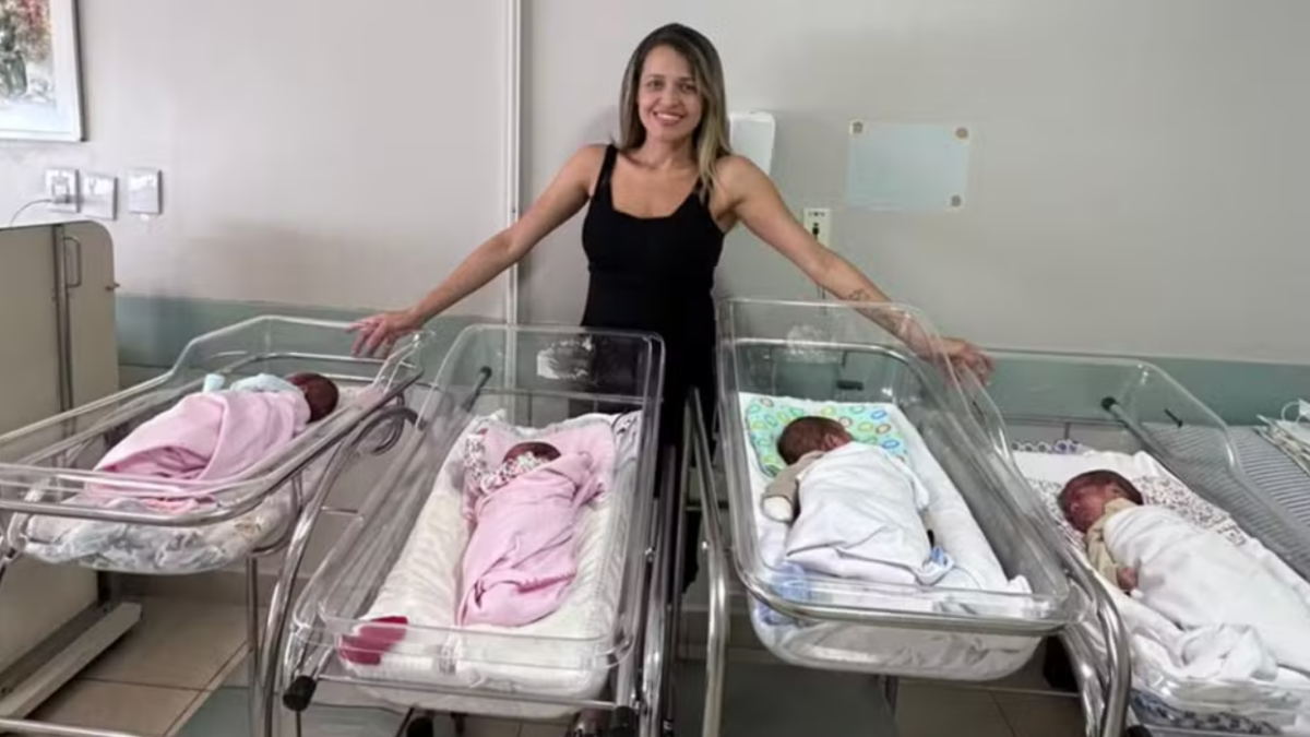 A mãe Kássia Freitas com os quadrigêmeos em Goiânia (Foto arquivo pessoal)