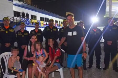 Família brasileira é resgatada em mar no Caribe após 9h à deriva; vídeo Veleiro começou a entrada de água e grupo deixou embarcação em bote