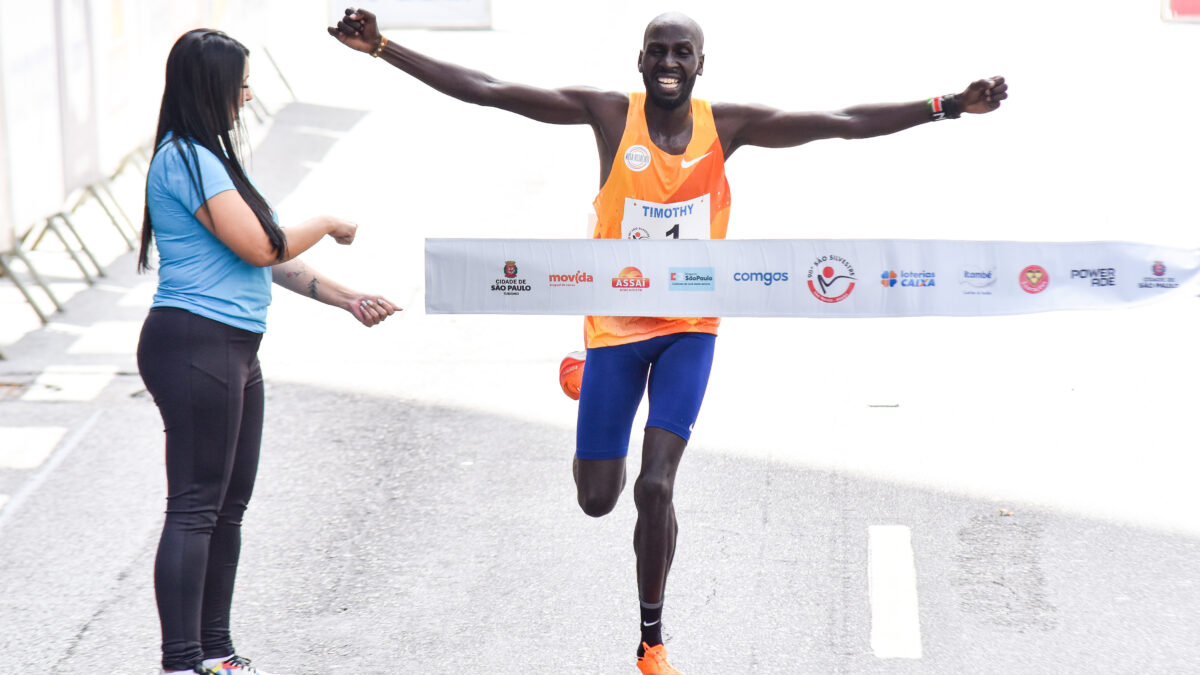 Timothy Kiplagat Ronoh (Quênia), vencedor da categoria Elite Masculina na 98ª Corrida Internacional de São Silvestre neste domingo (31). (Foto: Roberto Casimiro /Fotoarena/Folhapress)