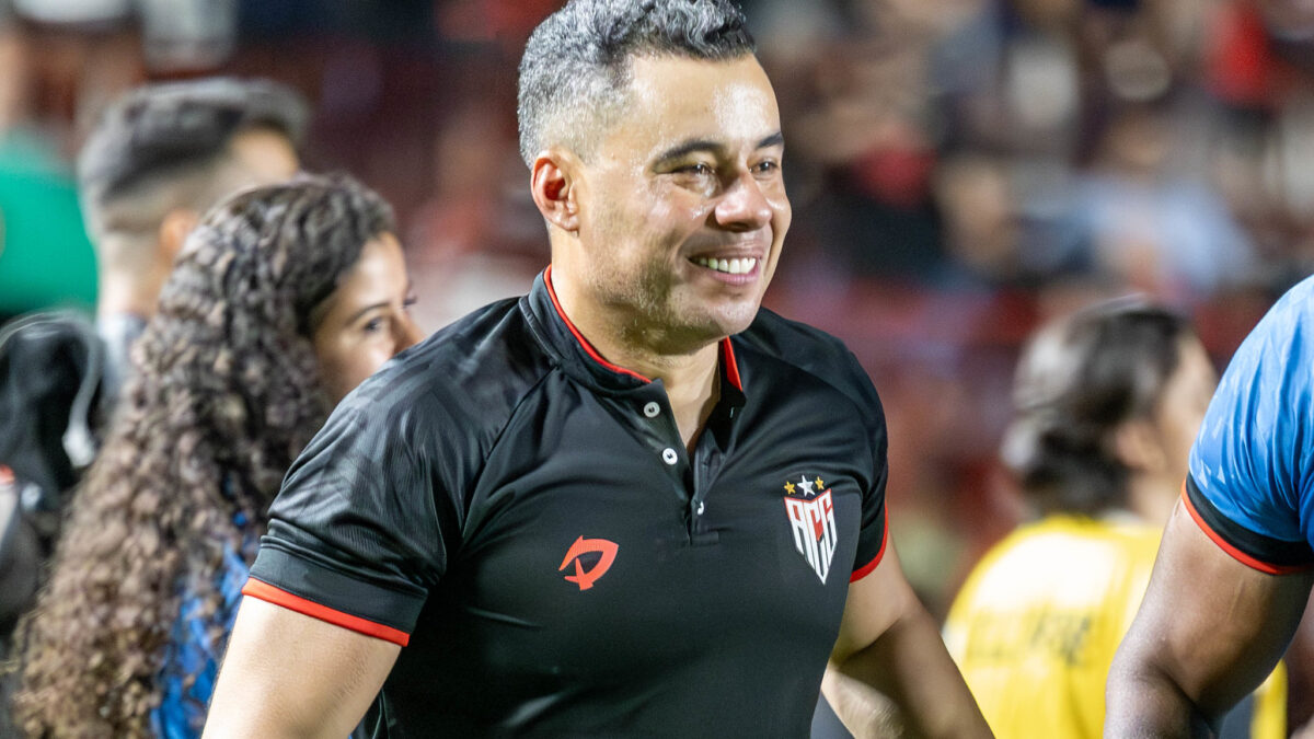 Jair Ventura sorrindo após acesso