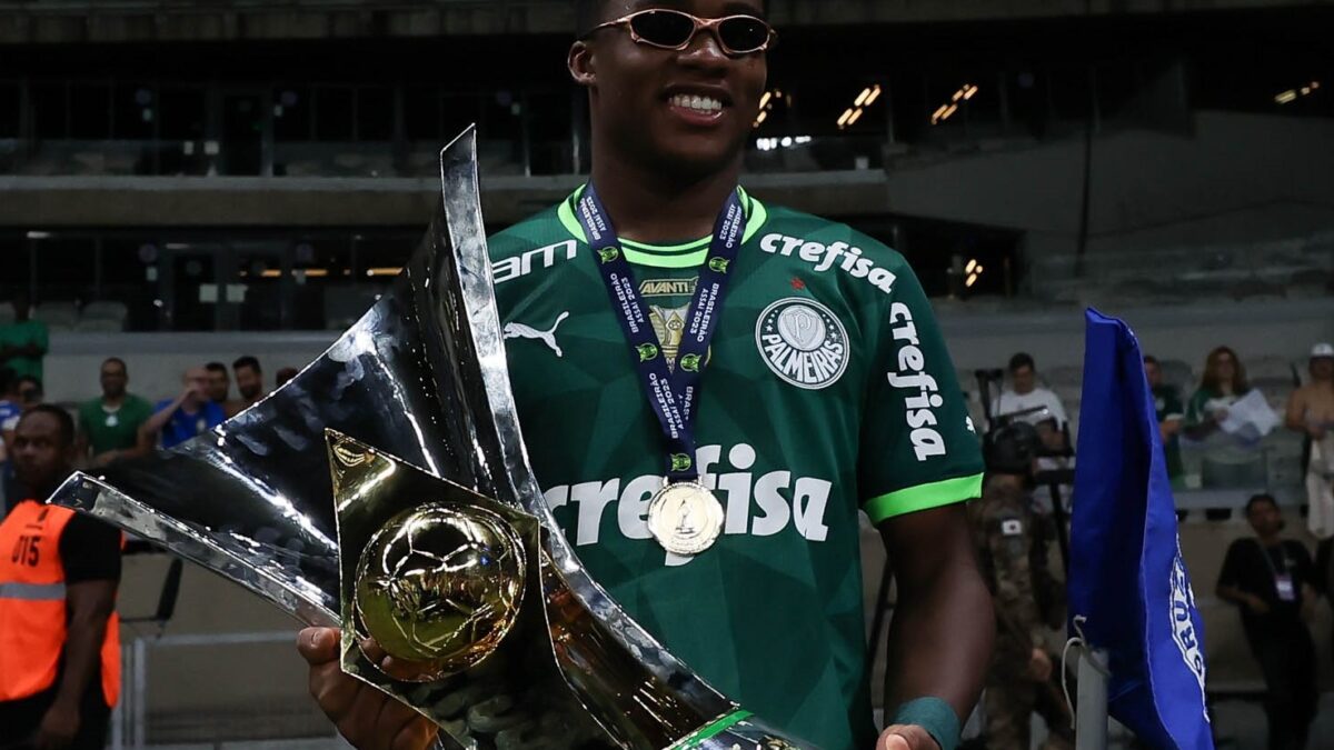 Endrick com a taça do Campeonato Brasileiro