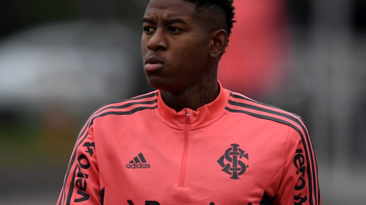 Vitão, zagueiro do Inter