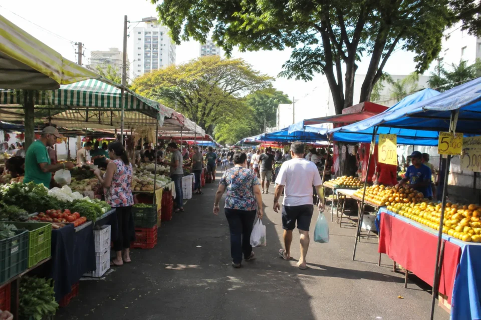Onde tem feira hoje em Goiânia? Veja o guia completo das feiras diurnas Veja o roteiro com as melhores feiras para comer e fazer compras