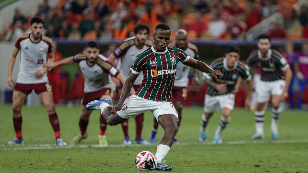 Jhon Arias cobrando pênalti no Mundial