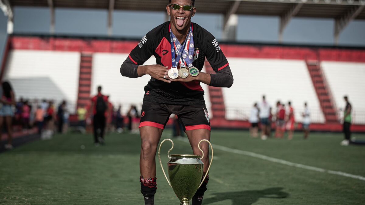 Igor Oliveira com medalha e troféu no sub-17