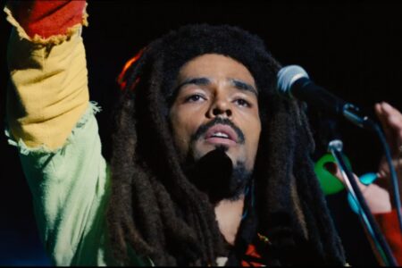 “Redemption Song” e “Three Little Birds” embalam o novo trailer de “Bob Marley: One Love” divulgado hoje, 5 de dezembro, pela Paramount Pictures. A prévia traz novas cenas do longa que retratam a vida e a luta da lenda do reggae entre a Jamaica e Londres, além de destacar Lashana Lynch, no papel de Rita Marley.