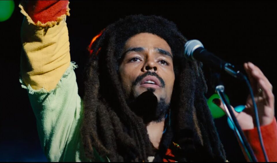 “Redemption Song” e “Three Little Birds” embalam o novo trailer de “Bob Marley: One Love” divulgado hoje, 5 de dezembro, pela Paramount Pictures. A prévia traz novas cenas do longa que retratam a vida e a luta da lenda do reggae entre a Jamaica e Londres, além de destacar Lashana Lynch, no papel de Rita Marley.