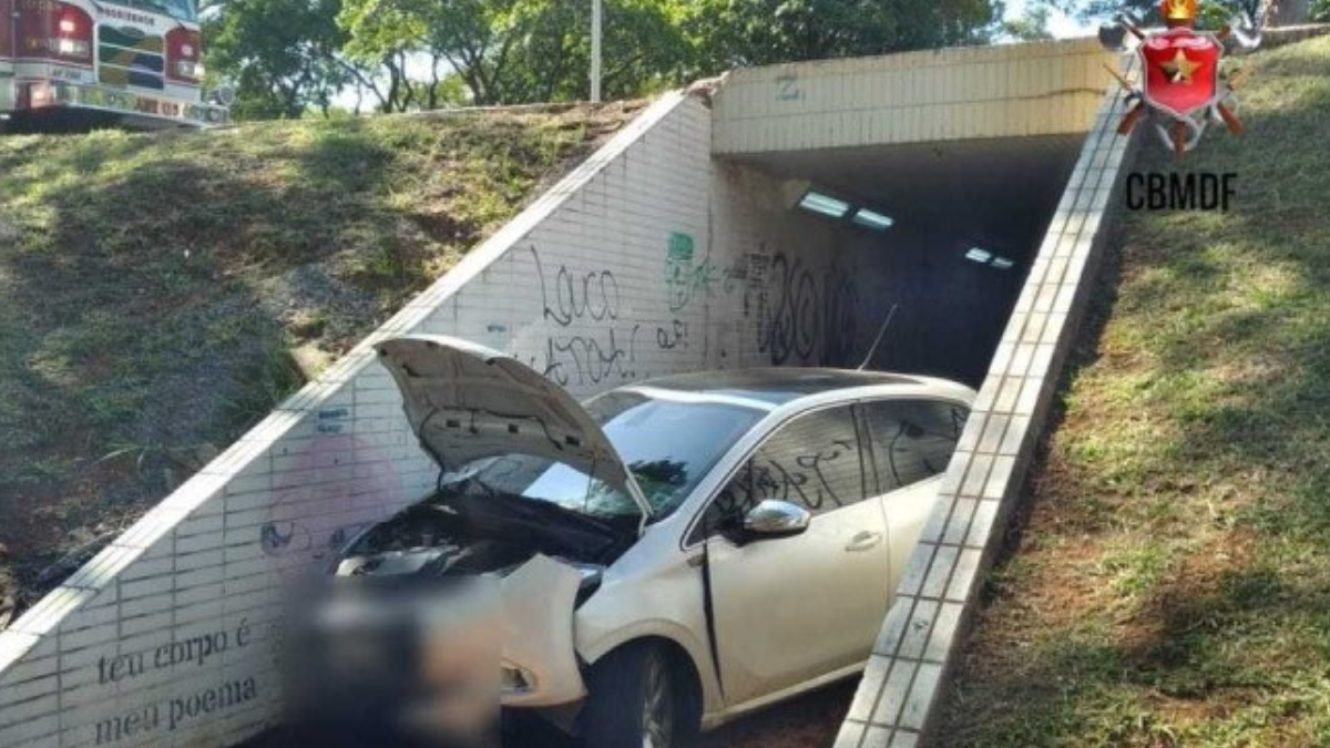 Carro despenca do Eixão: motorista está bem (Foto: Corpo de Bombeiros do DF)