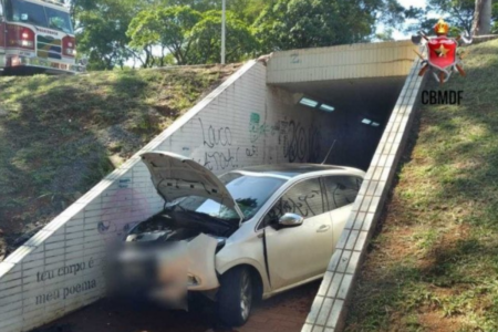 Carro despenca do Eixão: motorista está bem (Foto: Corpo de Bombeiros do DF)