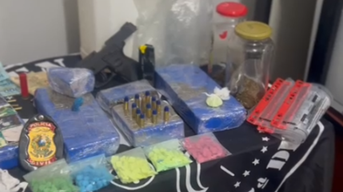 Entorpecentes apreendidos durante operação contra tráfico de drogas em Alexânia. A imagem mostra diversas drogas apreendidas em cima de uma mesa com a logo da Polícia Civil de Goiás